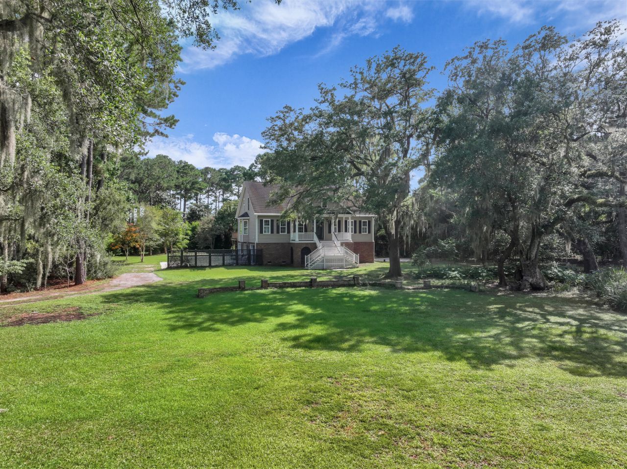 2595 Royal Oak Drive Photo 4