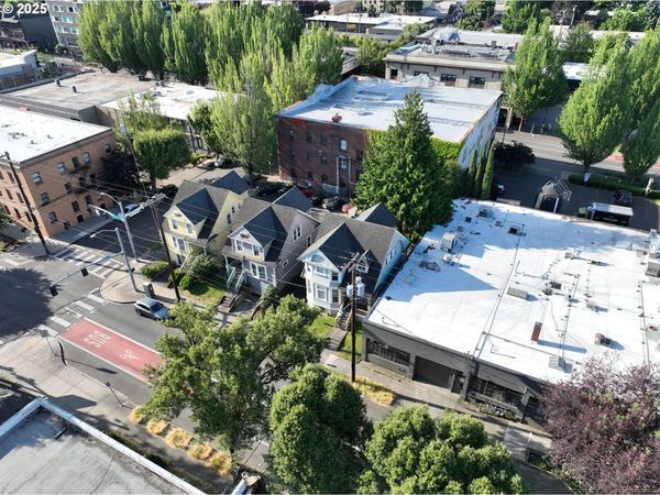 722 NE COUCH ST, Portland, OR 97232