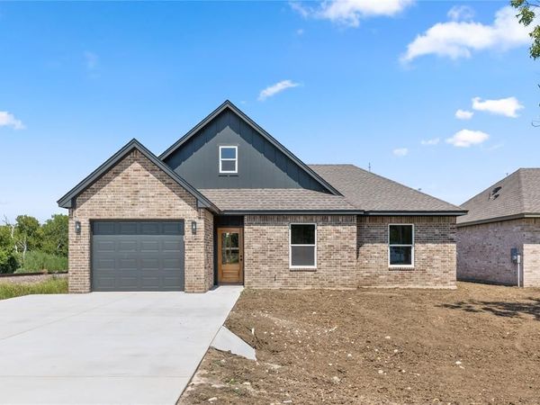 98 Arthur Avenue, McGregor, TX 76657