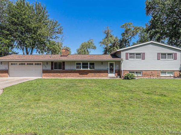 2145 Helmsford Drive, Wolverine Lake Vlg, MI 48390