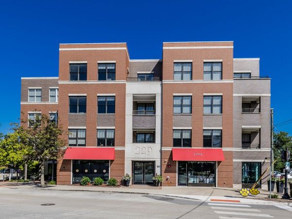 229 Park Avenue, Unit 202, Clarendon Hills, IL 60514