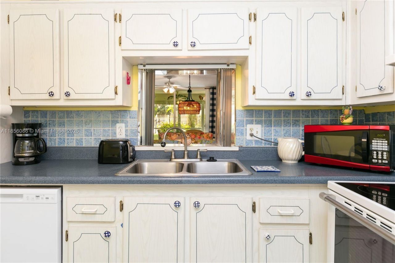 1001 NE 14th Ave, Unit 107, Hallandale Beach, FL 33009 Photo