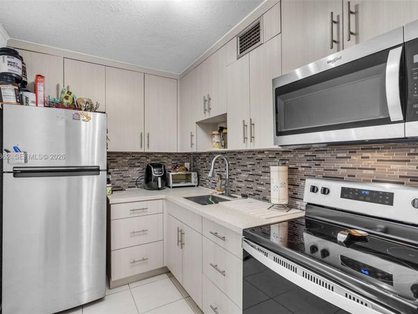 8501 NW 8th St, Unit 105, Miami, FL 33126