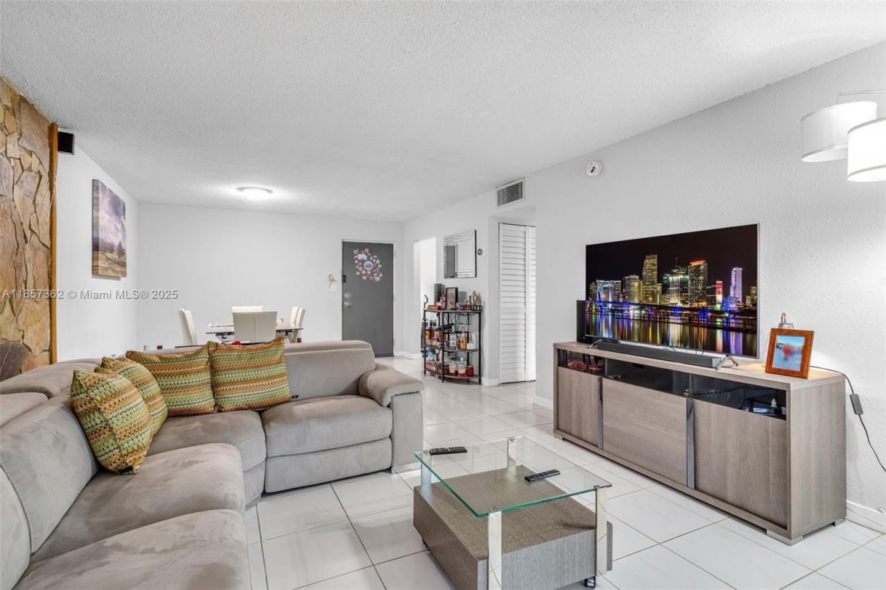 8501 NW 8th St, Unit 105, Miami, FL 33126 Photo