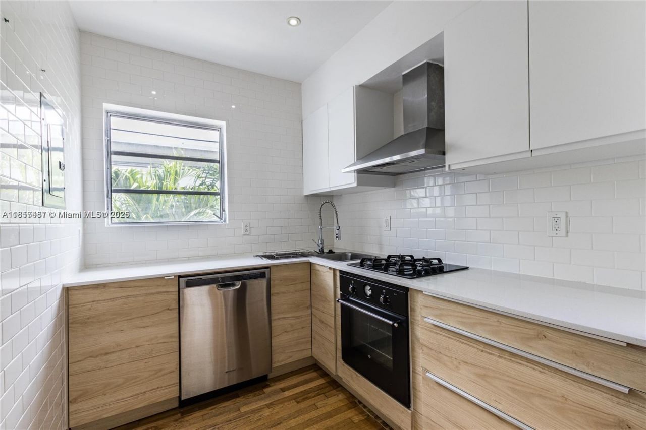 1130 Venetian Way, Unit 2B, Miami, FL 33139 Photo