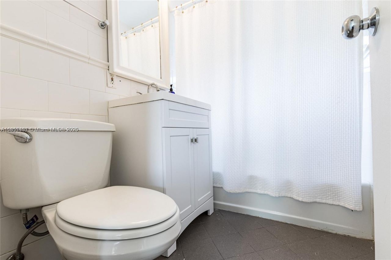 1130 Venetian Way, Unit 2B, Miami, FL 33139 Photo