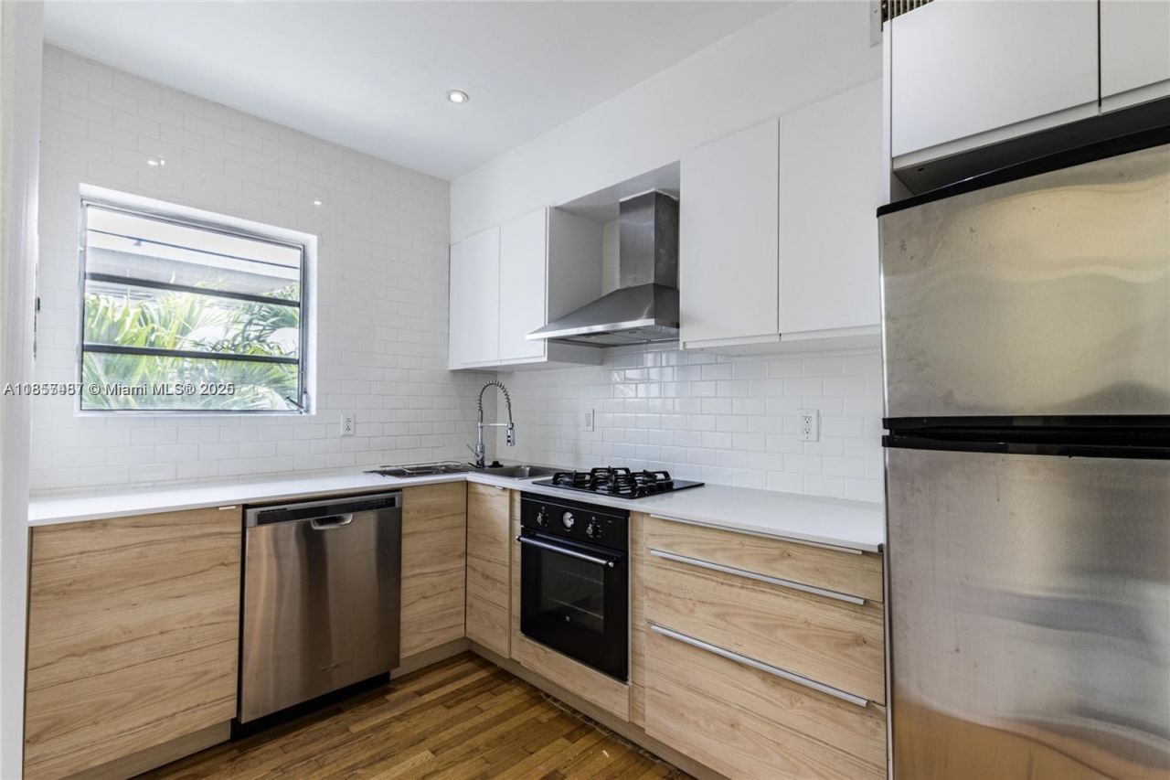 1130 Venetian Way, Unit 2B, Miami, FL 33139 Photo