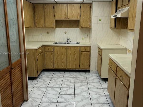 1940 NW 119th St, Unit 803, Miami, FL 33167