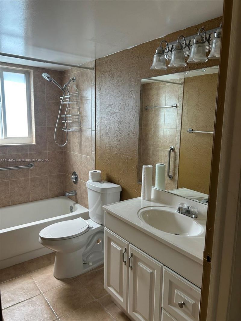 1940 NW 119th St, Unit 803, Miami, FL 33167 Photo