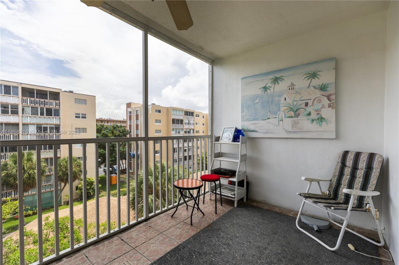 619 NE 14th Ave, Unit 507, Hallandale Beach, FL 33009 Photo