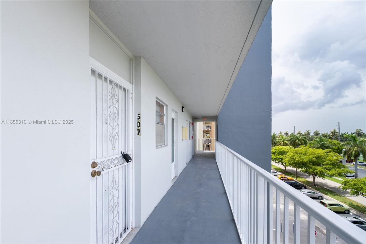 619 NE 14th Ave, Unit 507, Hallandale Beach, FL 33009 Photo