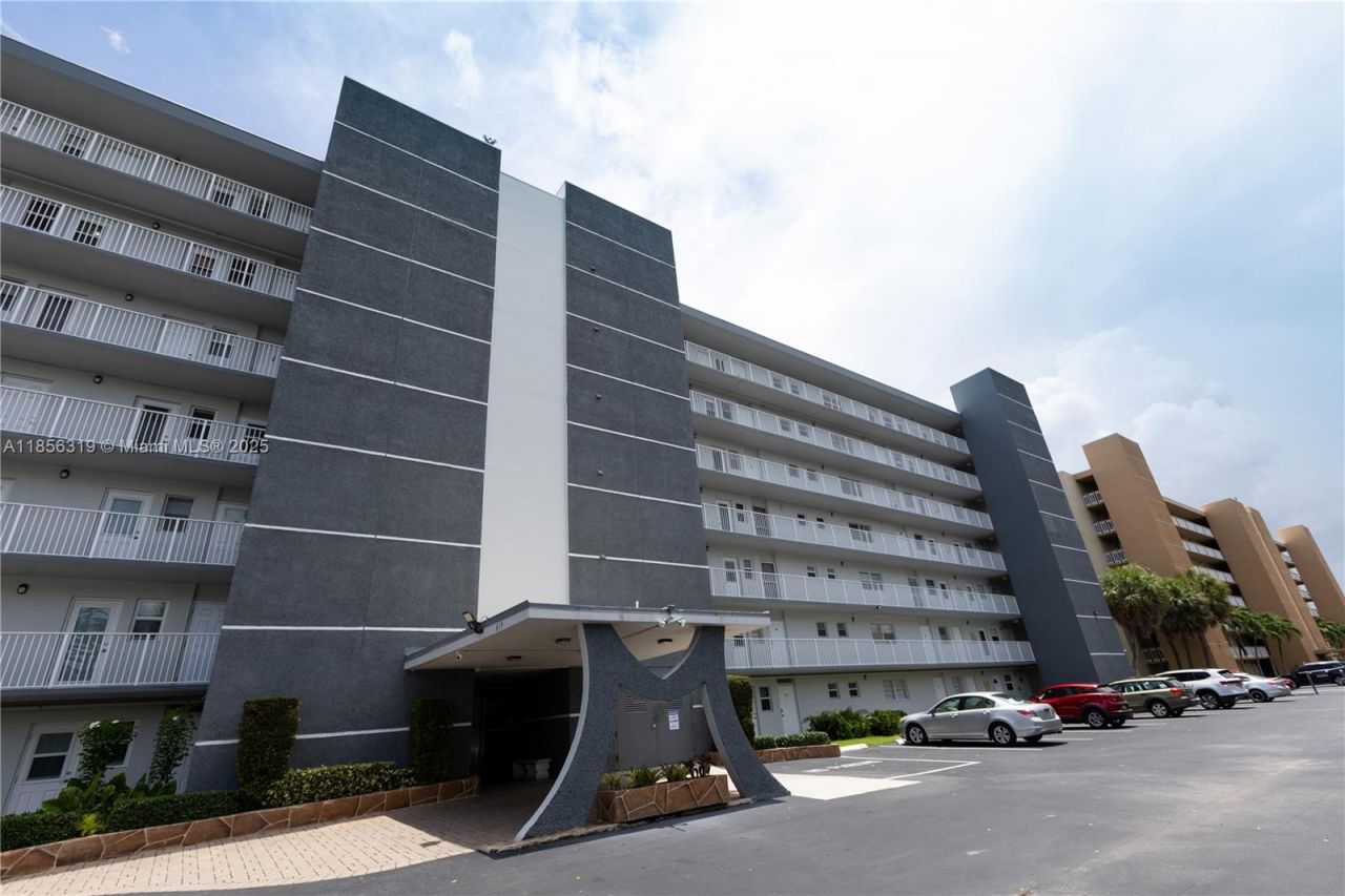 619 NE 14th Ave, Unit 507, Hallandale Beach, FL 33009 Photo