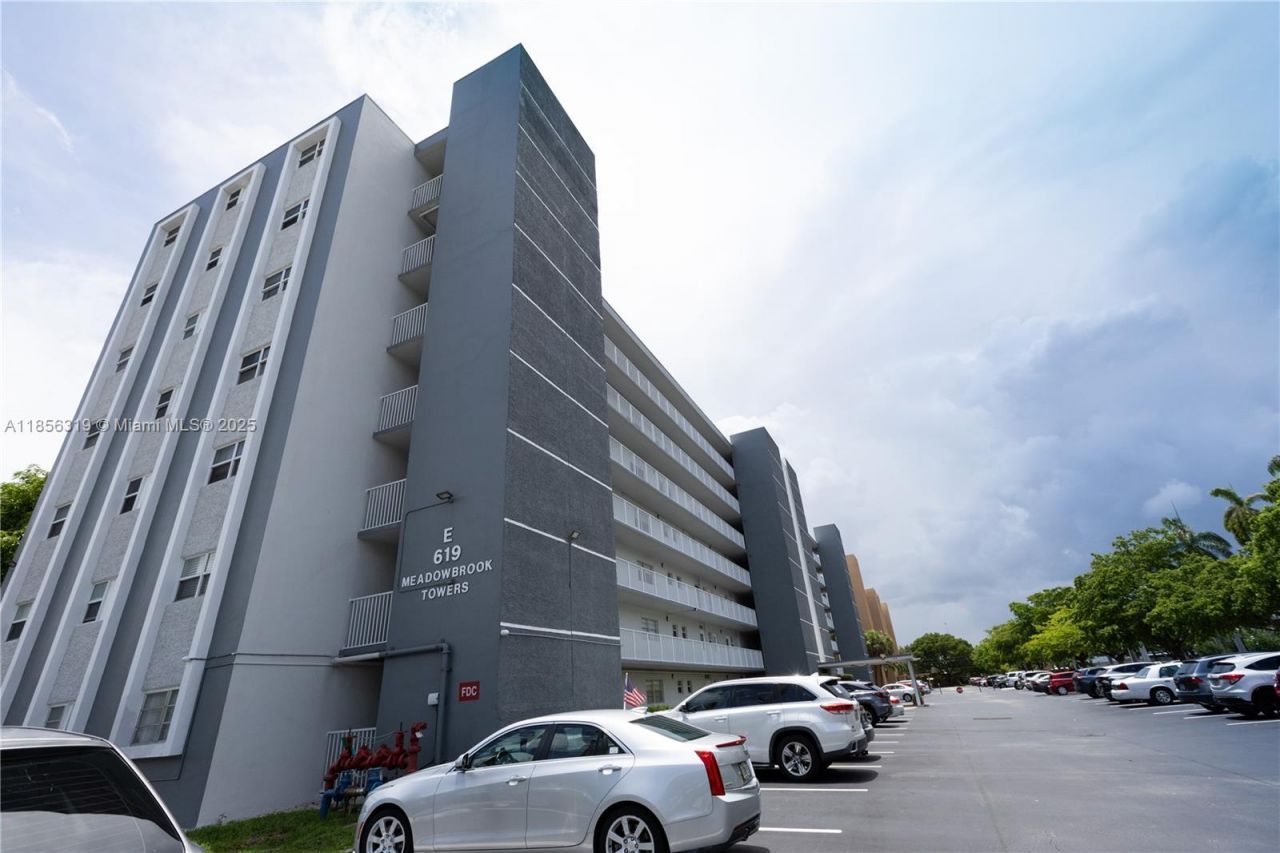 619 NE 14th Ave, Unit 507, Hallandale Beach, FL 33009 Photo