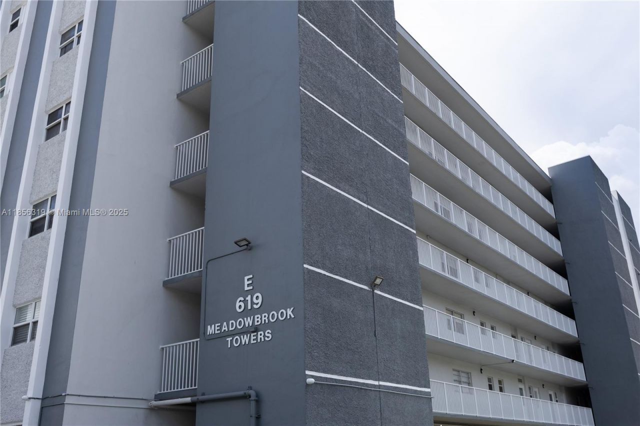 619 NE 14th Ave, Unit 507, Hallandale Beach, FL 33009 Photo