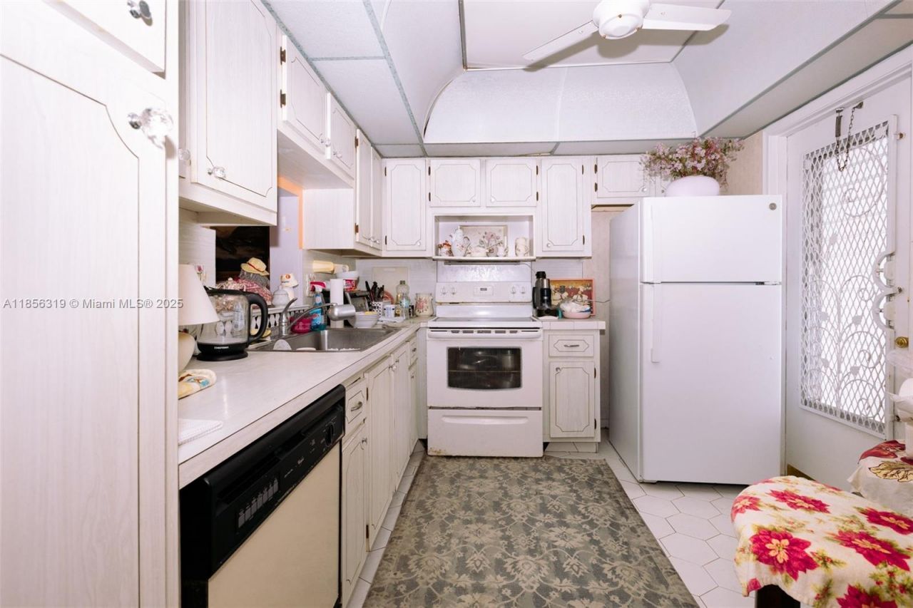 619 NE 14th Ave, Unit 507, Hallandale Beach, FL 33009 Photo