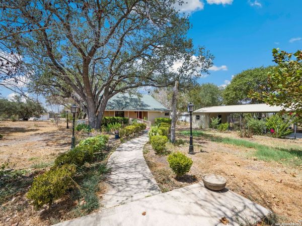 106 hickory, Floresville, TX 78114