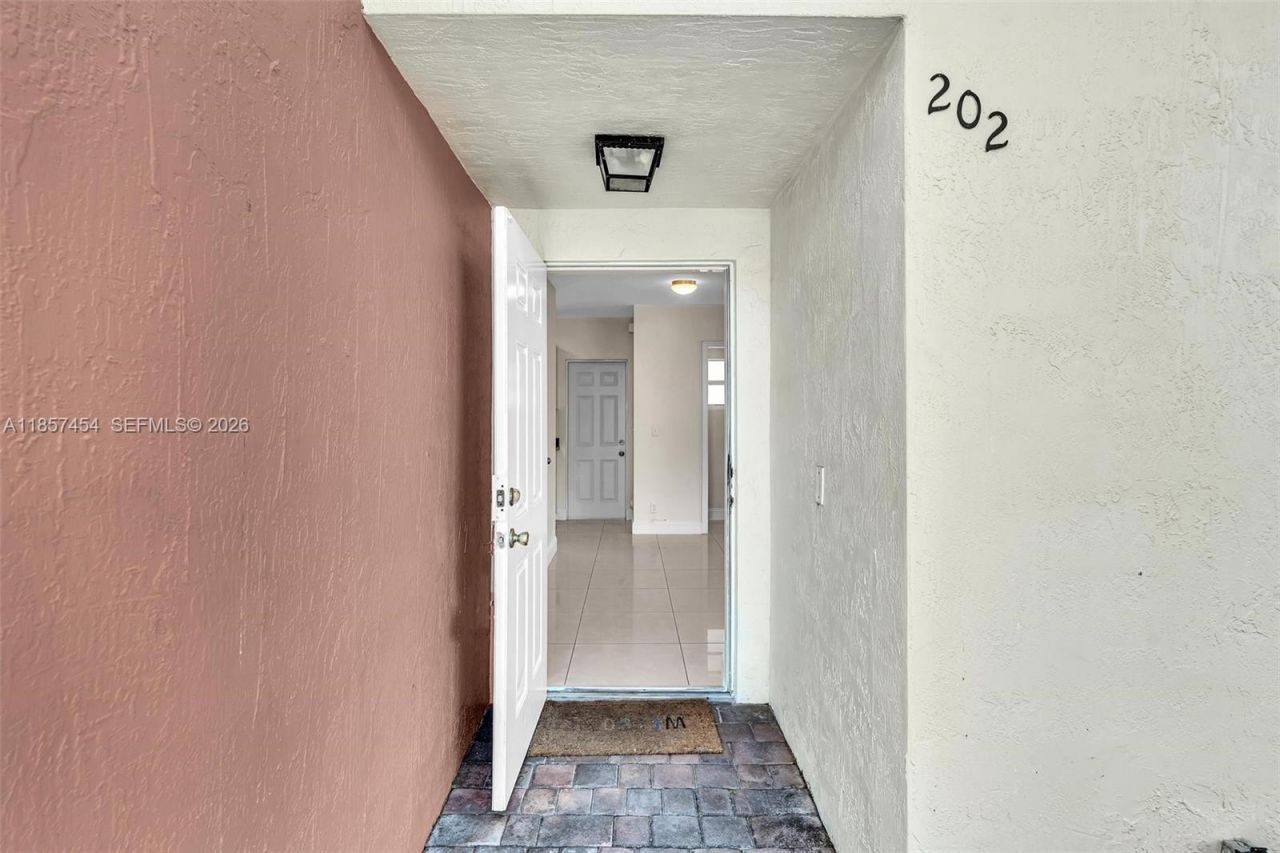 202 NW 14th Ave, Unit 202, Fort Lauderdale, FL 33311 Photo