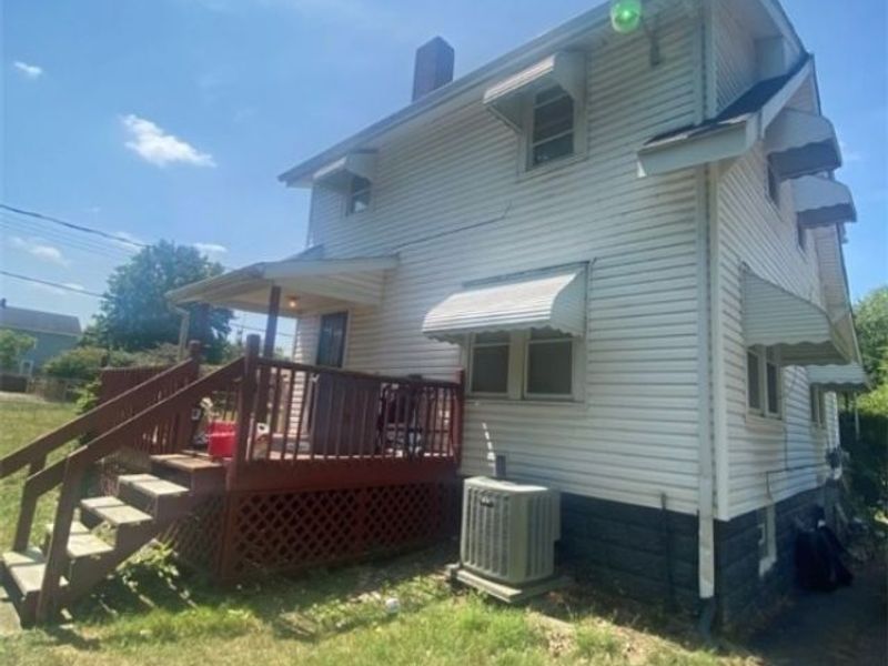 697 Roscoe Avenue, Akron, OH 44306 Photo 2