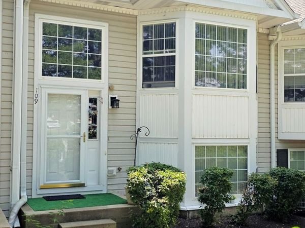 109 E Victoria Circle, North Aurora, IL 60542