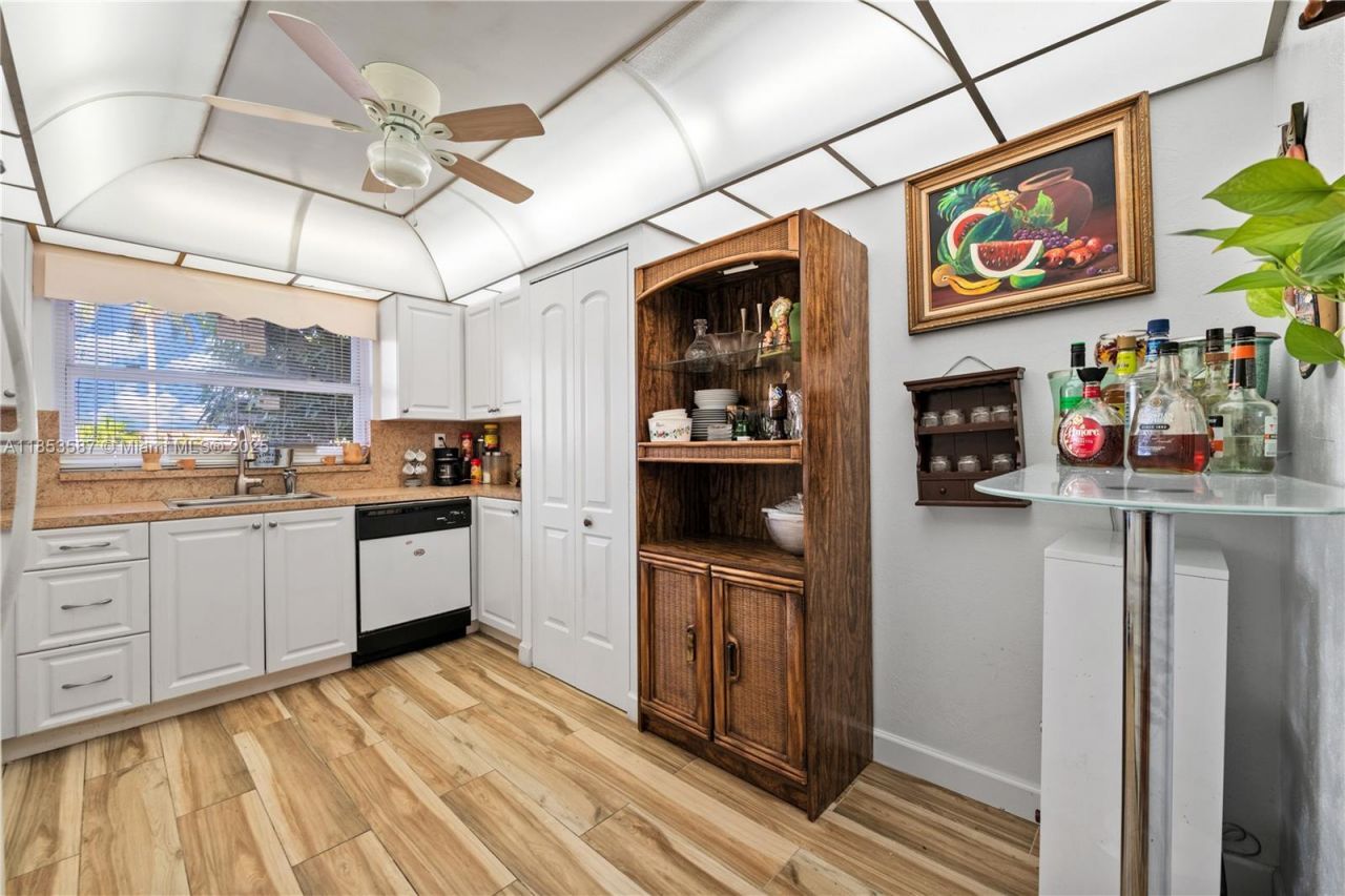 9461 Sunrise Lakes Blvd, Unit 207, Sunrise, FL 33322 Photo