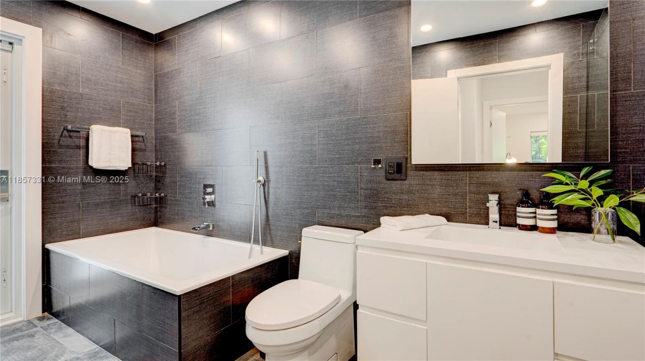 1090 NE 92nd St, Miami Shores, FL 33138 Photo