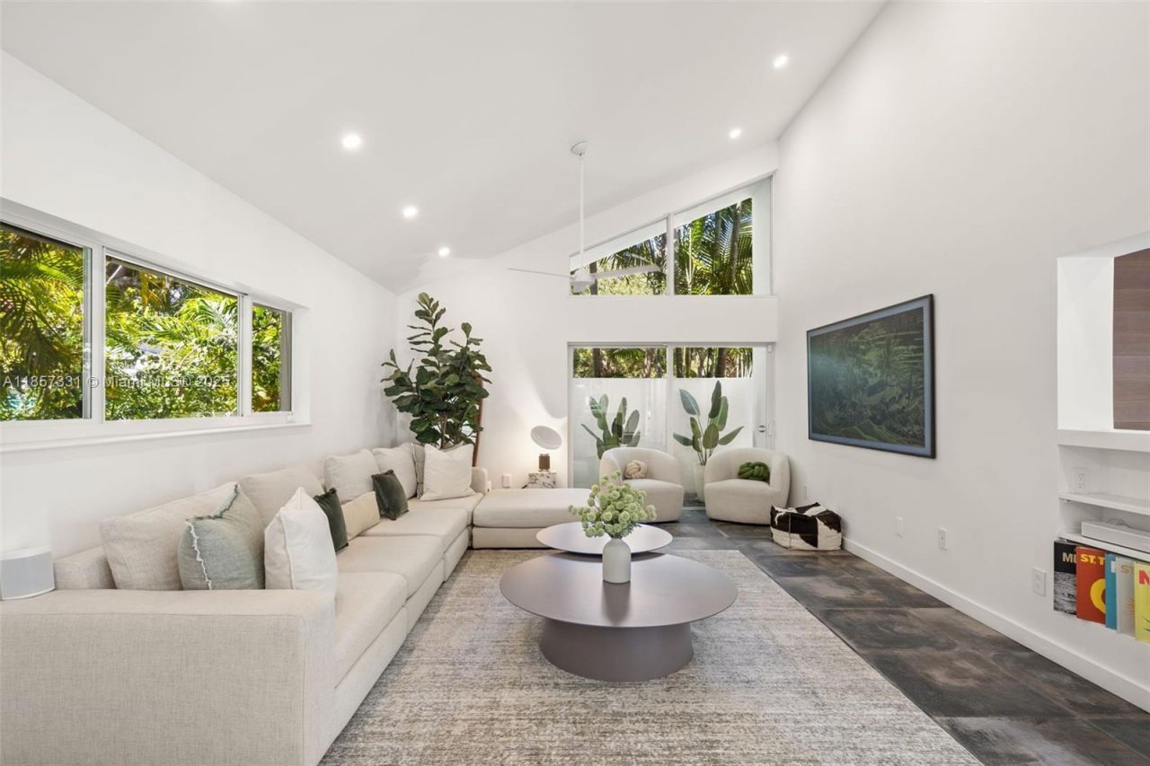 1090 NE 92nd St, Miami Shores, FL 33138 Photo