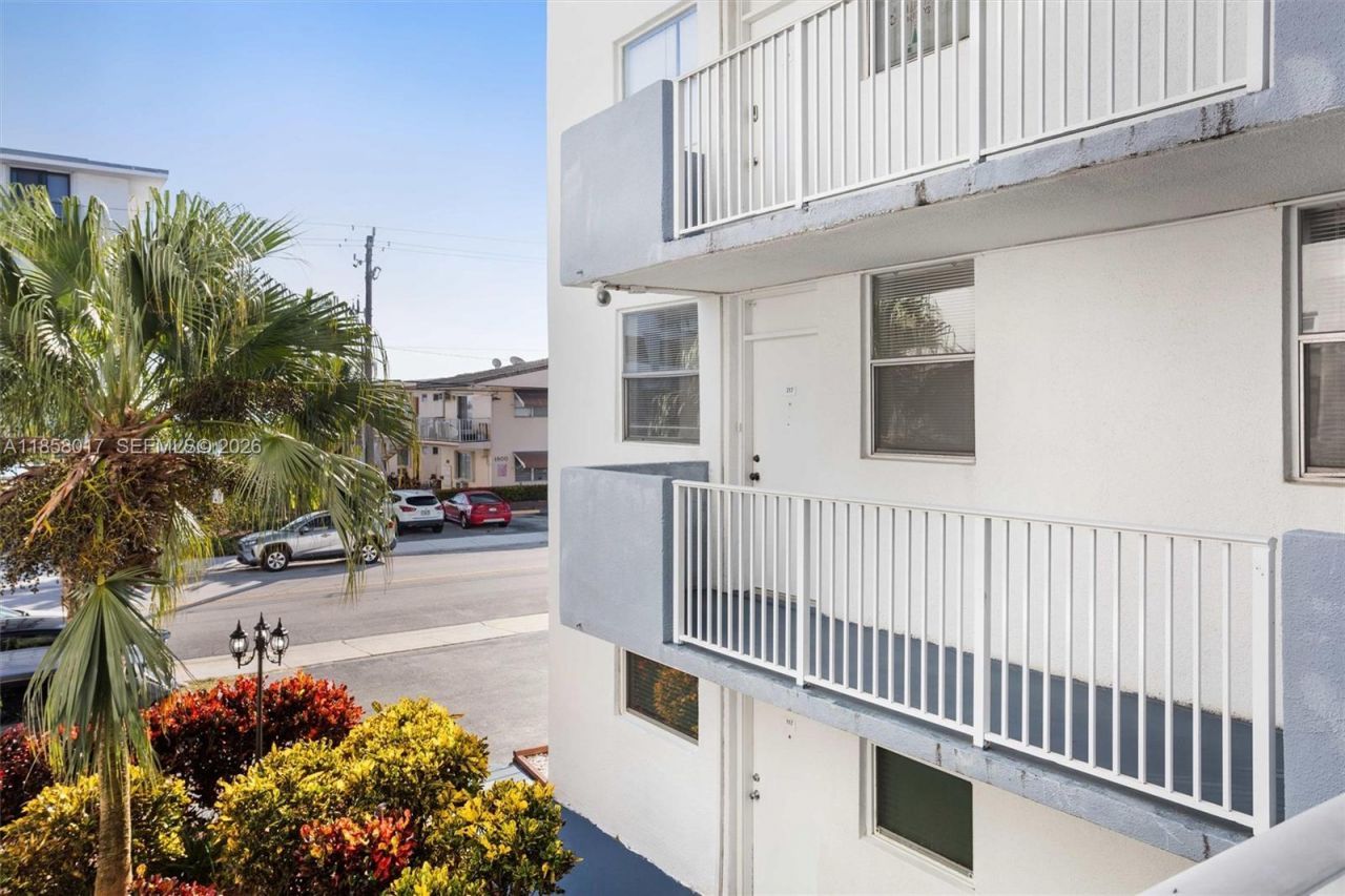 1801 S Treasure Dr, Unit 217, North Bay Village, FL 33141 Photo