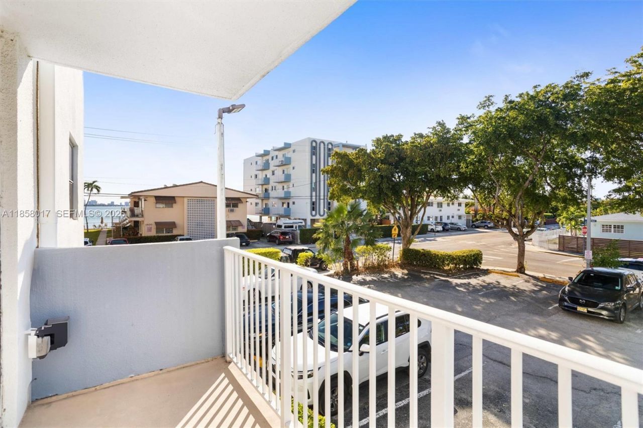 1801 S Treasure Dr, Unit 217, North Bay Village, FL 33141 Photo