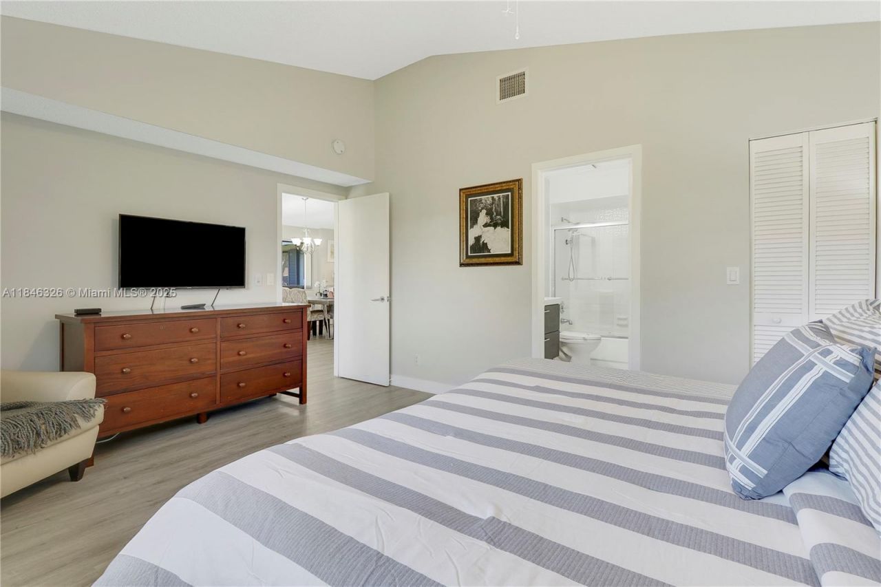 105 Club Dr, Unit 105, Palm Beach Gardens, FL 33418 Photo