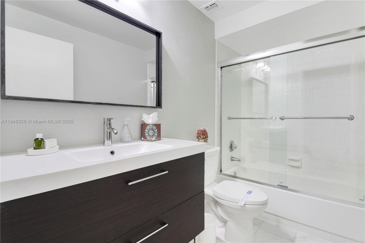 105 Club Dr, Unit 105, Palm Beach Gardens, FL 33418 Photo