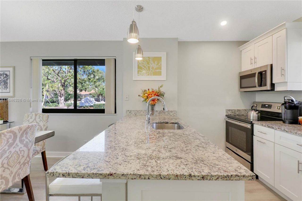 105 Club Dr, Unit 105, Palm Beach Gardens, FL 33418 Photo