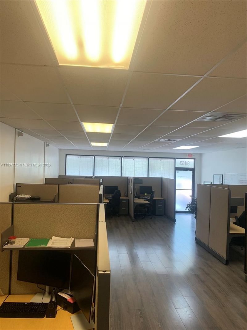 8463 W Oakland Park Blvd, Sunrise, FL 33351 Photo