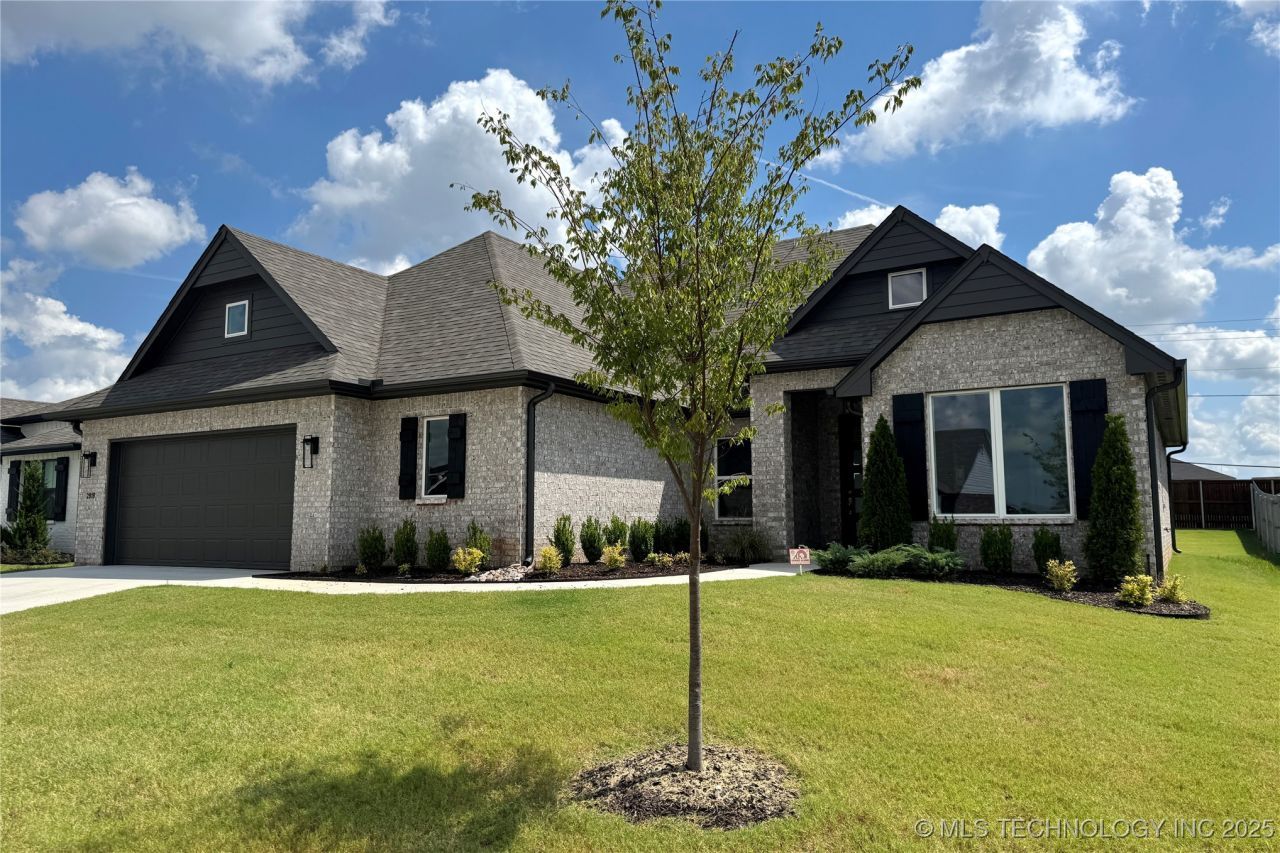 2919 S 8th Street, Broken Arrow, OK 74012 Main Photo