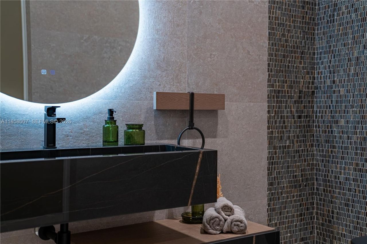 493 Holiday Dr, Hallandale Beach, FL 33009 Photo