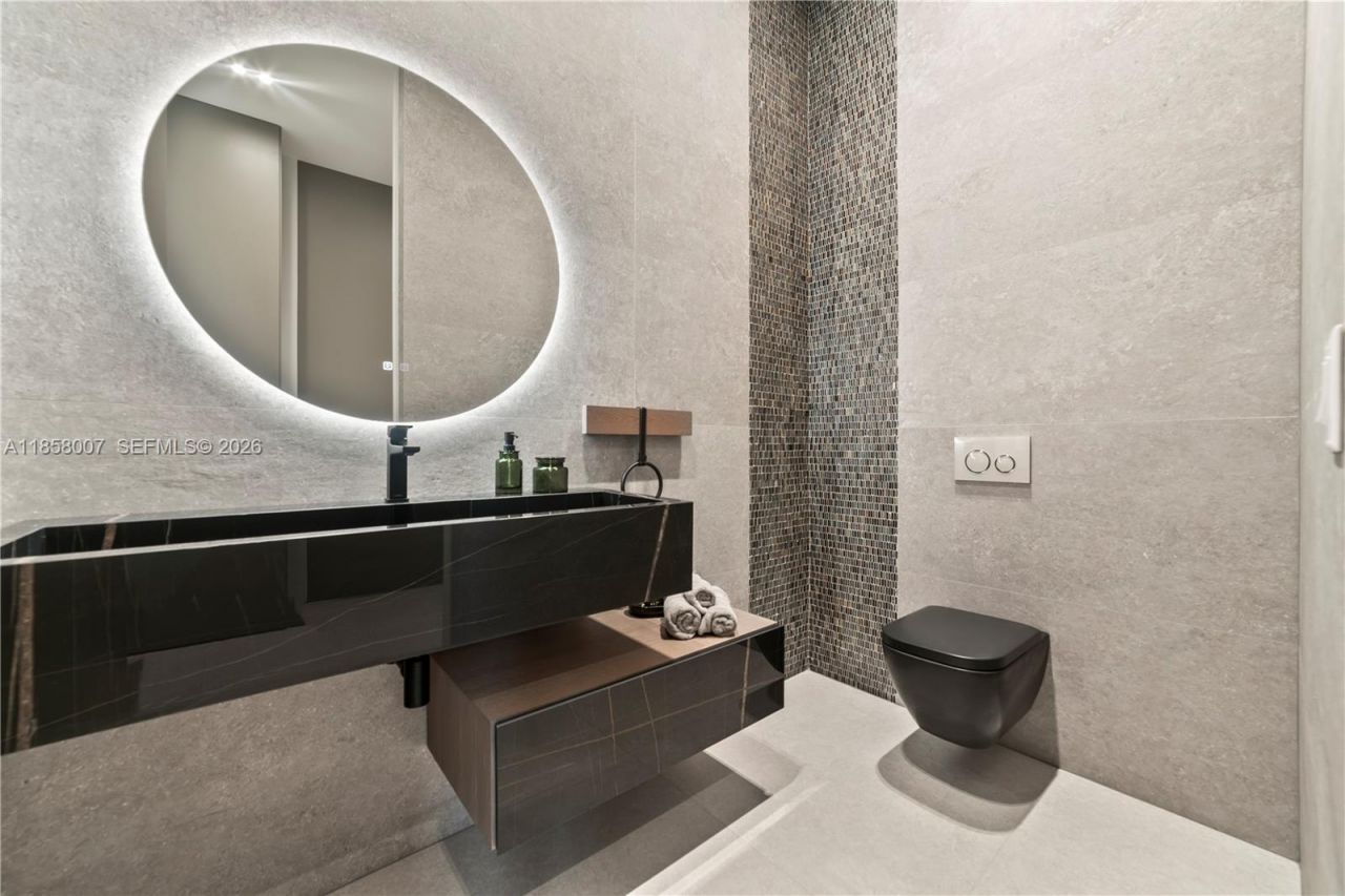 493 Holiday Dr, Hallandale Beach, FL 33009 Photo