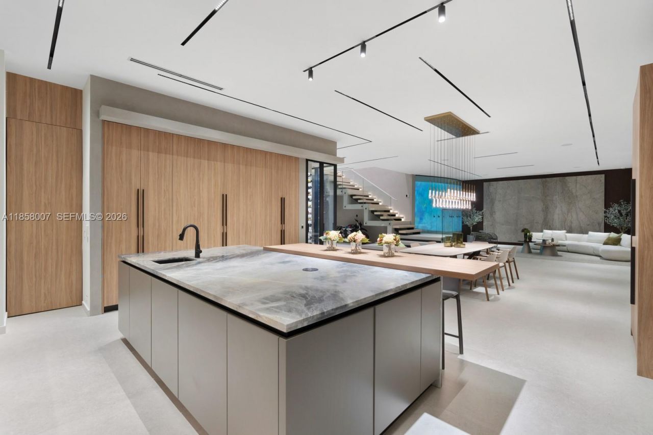 493 Holiday Dr, Hallandale Beach, FL 33009 Photo