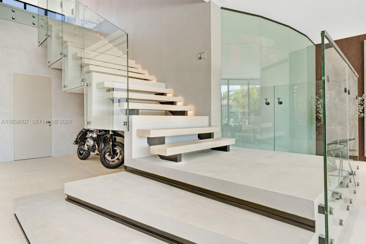 493 Holiday Dr, Hallandale Beach, FL 33009 Photo