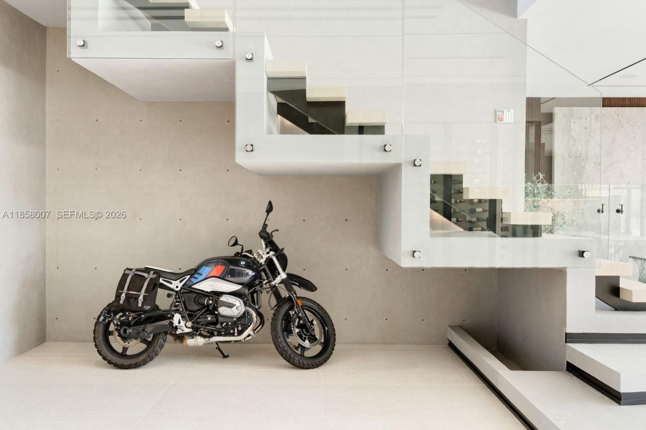 493 Holiday Dr, Hallandale Beach, FL 33009 Photo