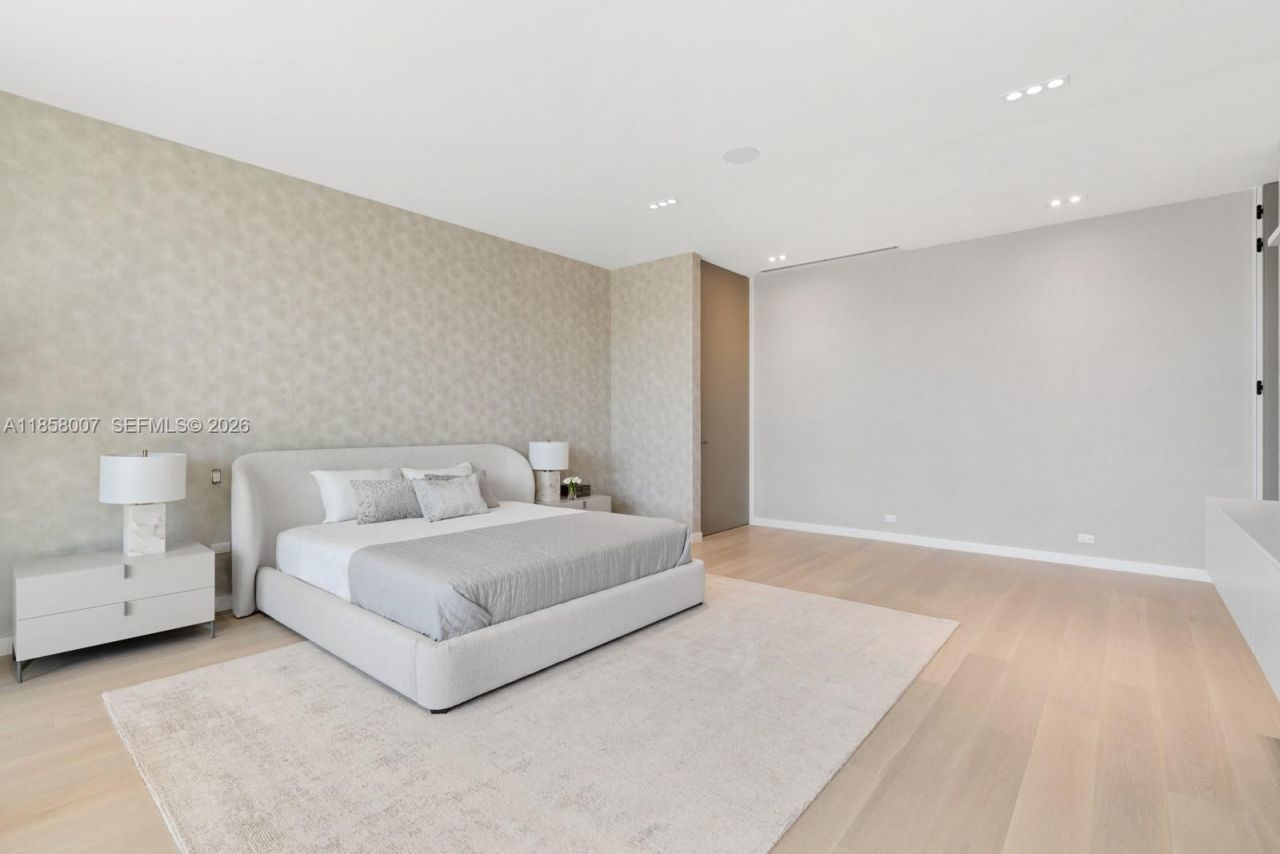 493 Holiday Dr, Hallandale Beach, FL 33009 Photo