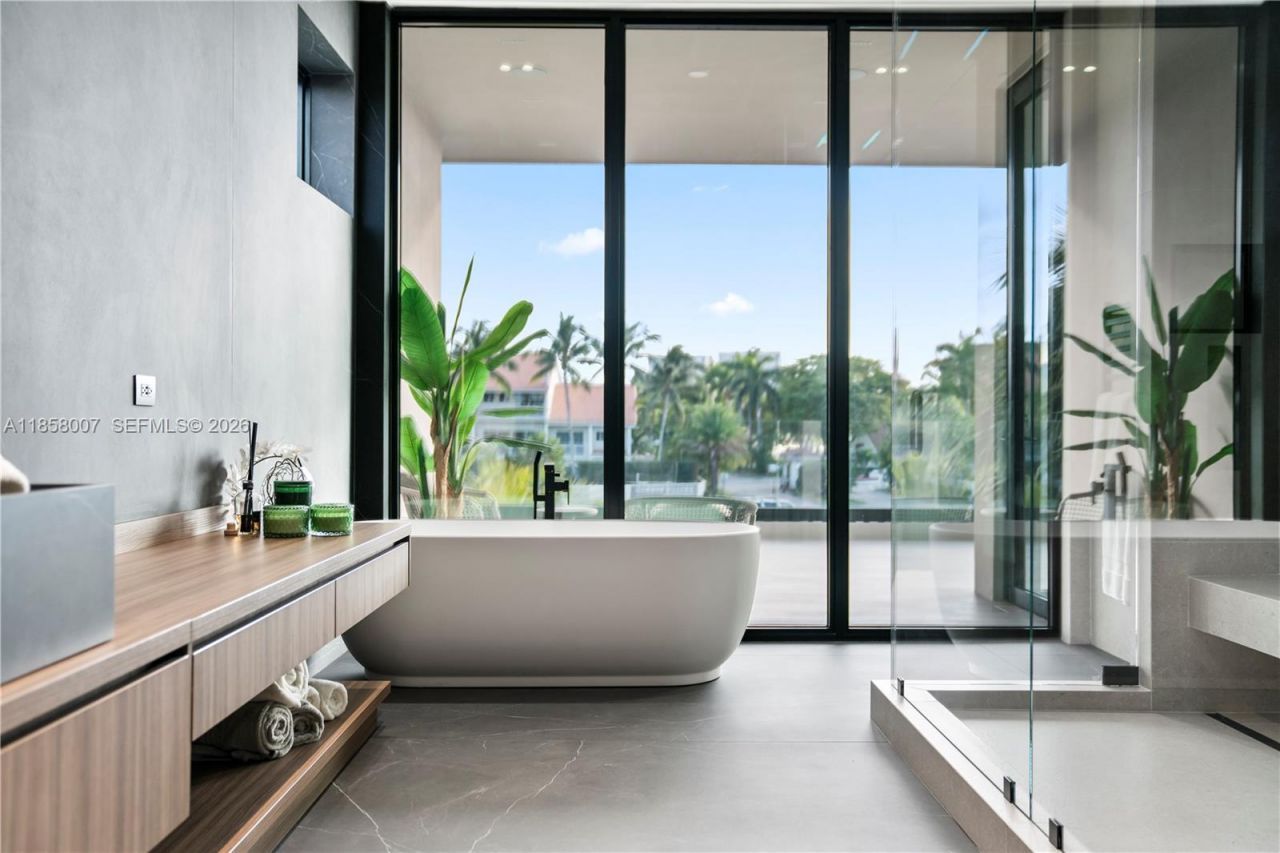 493 Holiday Dr, Hallandale Beach, FL 33009 Photo