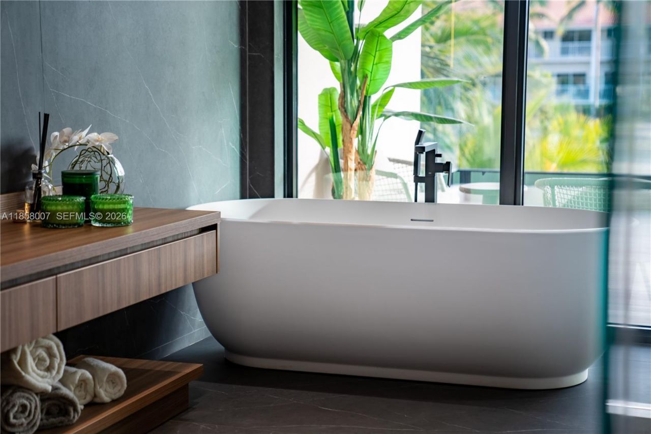 493 Holiday Dr, Hallandale Beach, FL 33009 Photo