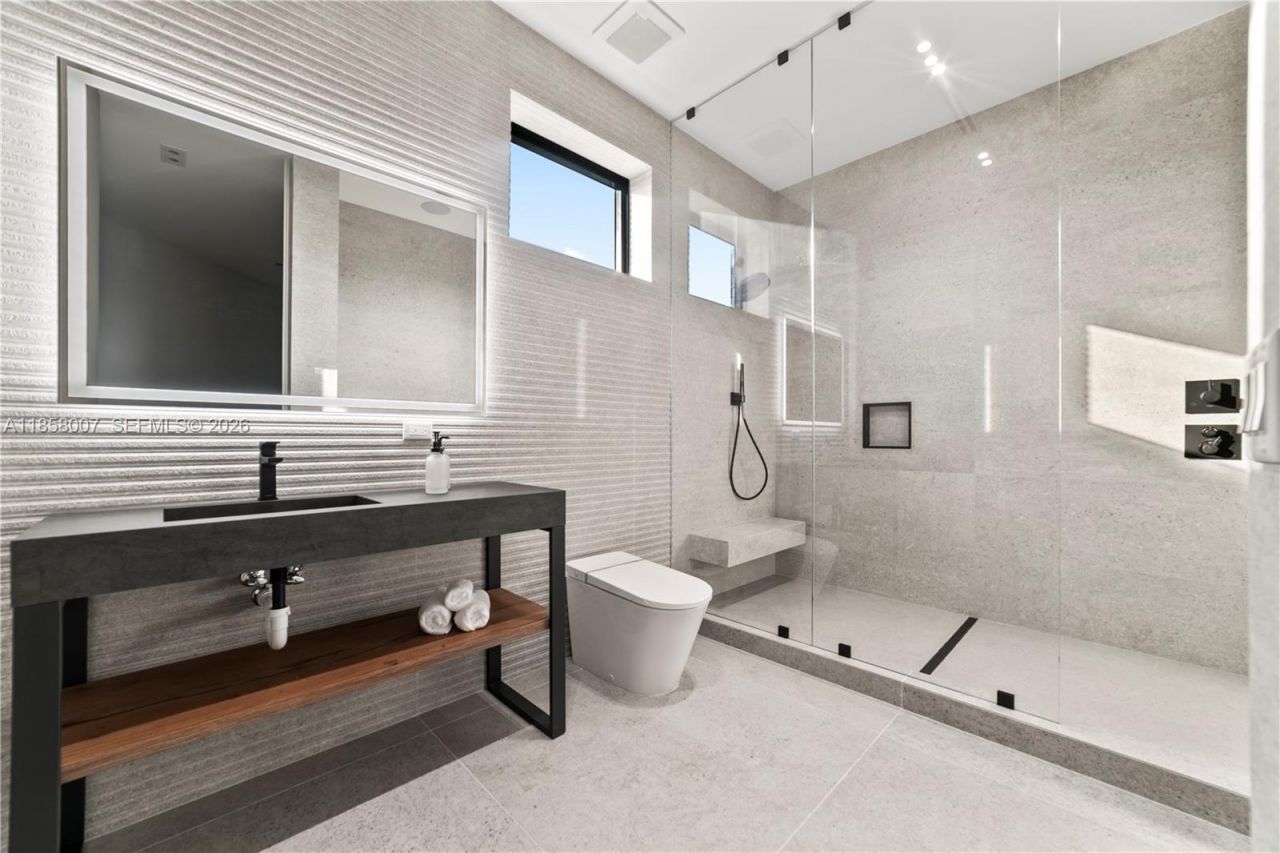 493 Holiday Dr, Hallandale Beach, FL 33009 Photo