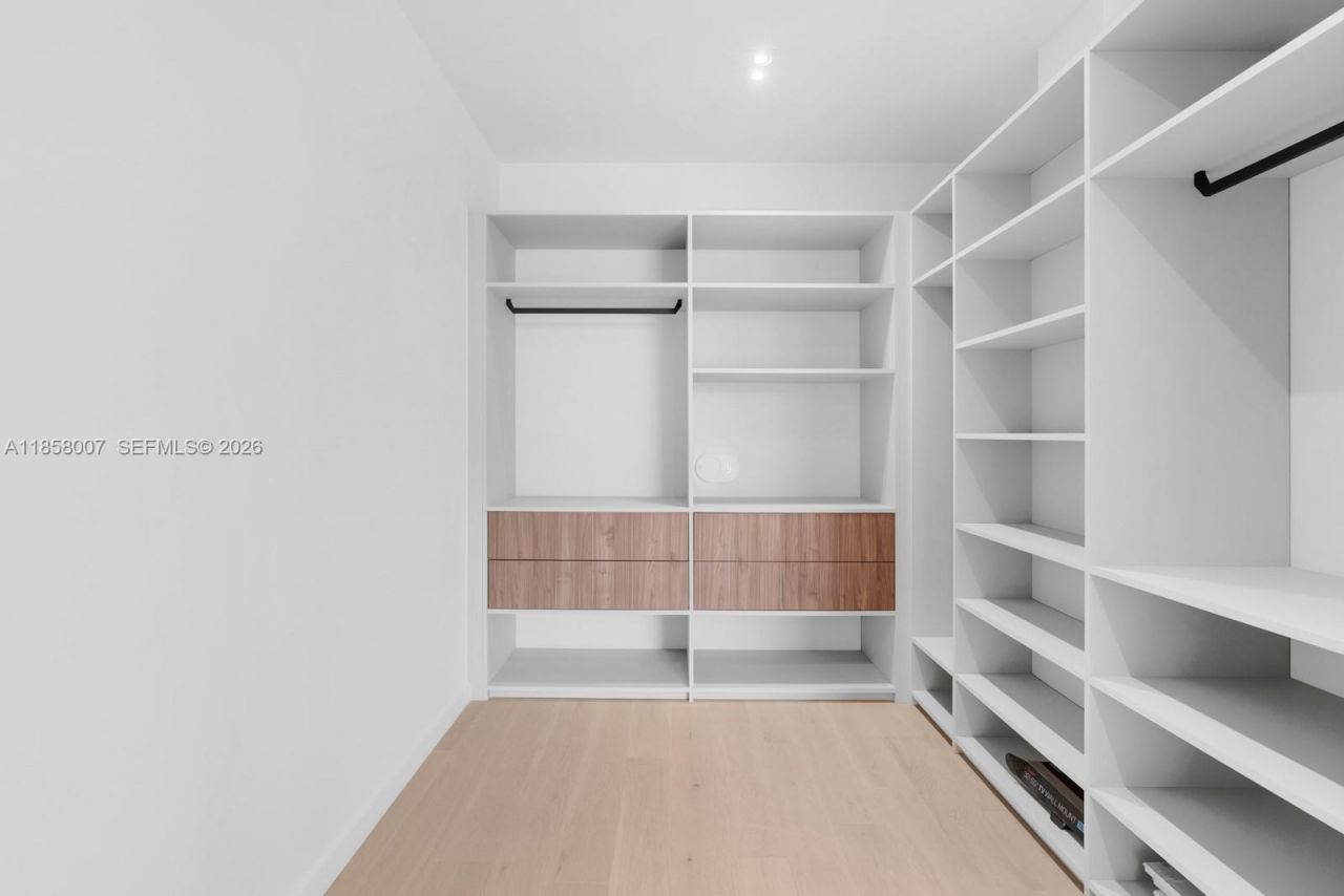 493 Holiday Dr, Hallandale Beach, FL 33009 Photo