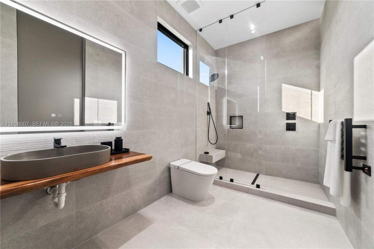 493 Holiday Dr, Hallandale Beach, FL 33009 Photo