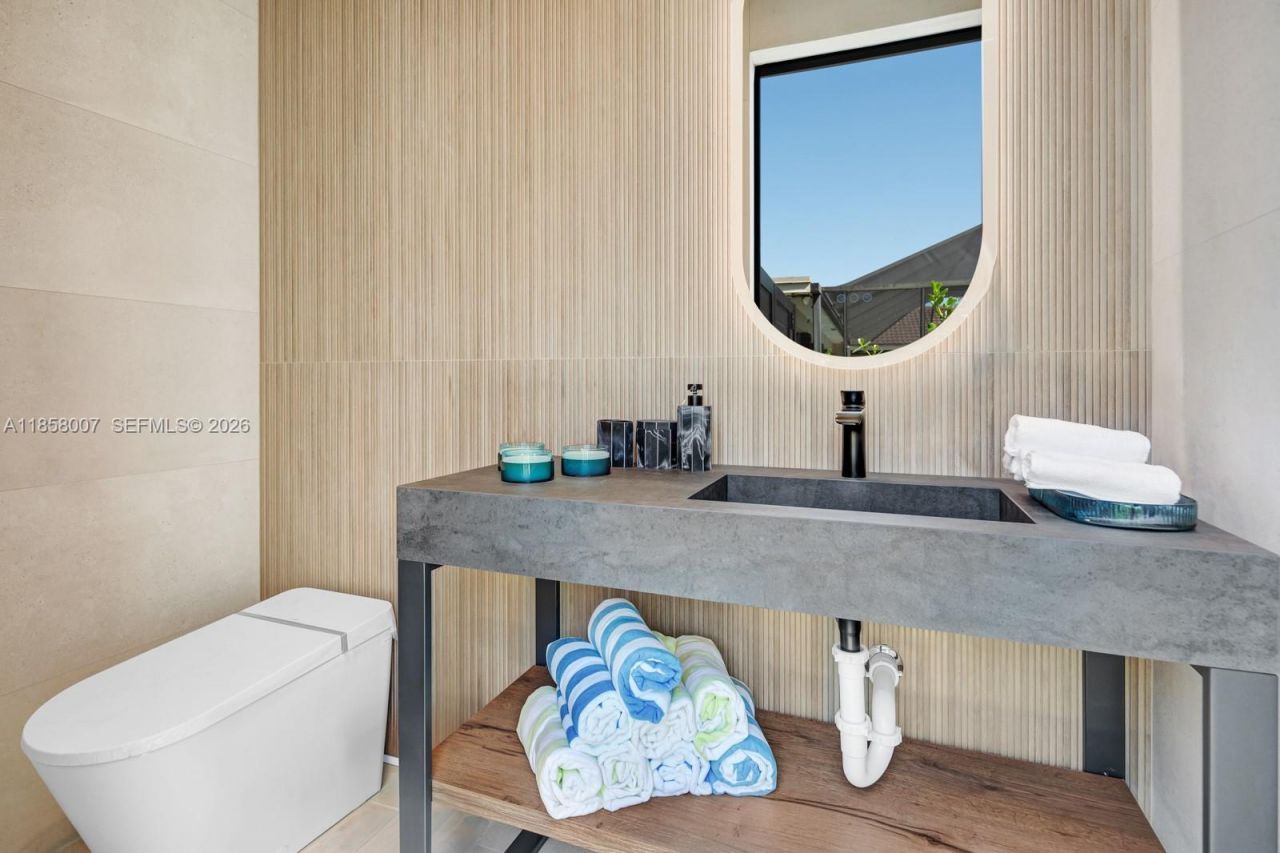 493 Holiday Dr, Hallandale Beach, FL 33009 Photo