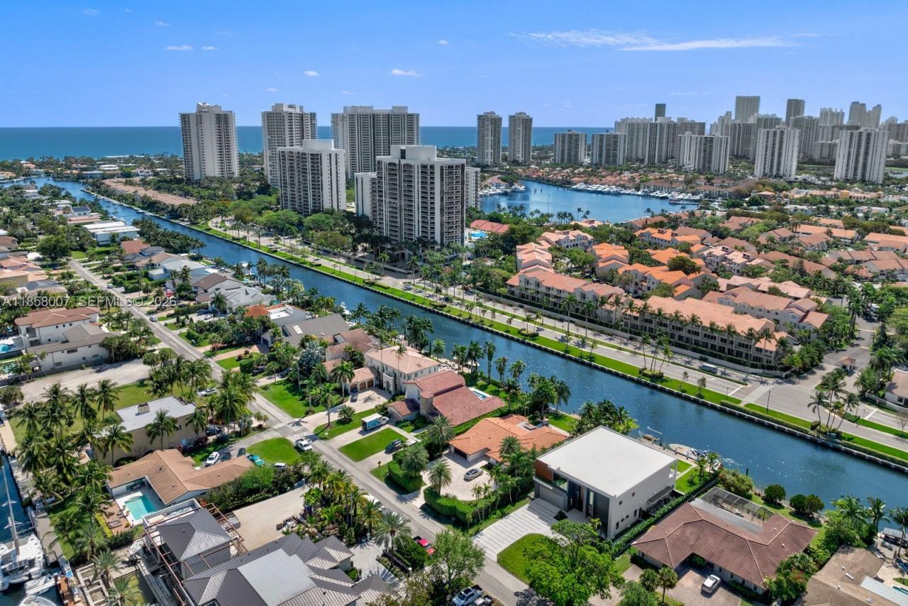 493 Holiday Dr, Hallandale Beach, FL 33009 Photo