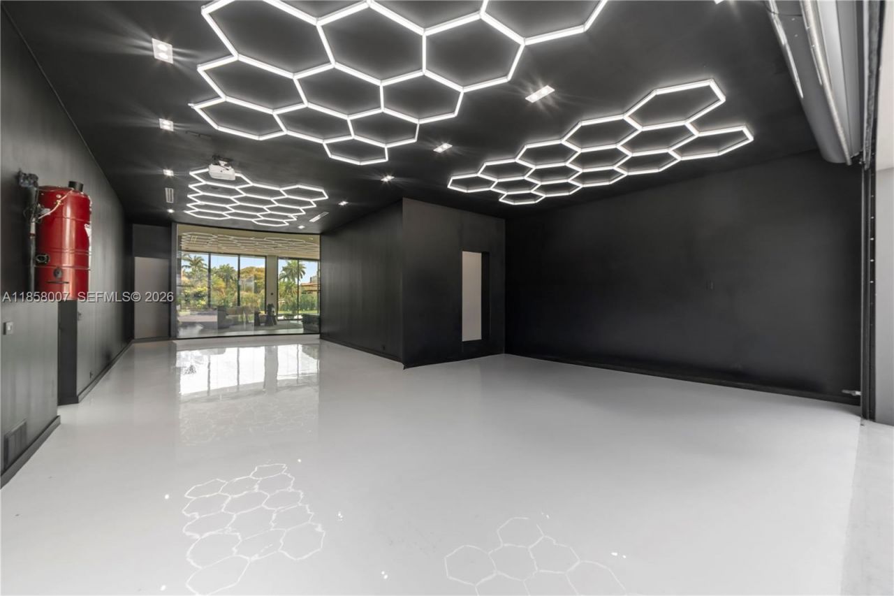 493 Holiday Dr, Hallandale Beach, FL 33009 Photo