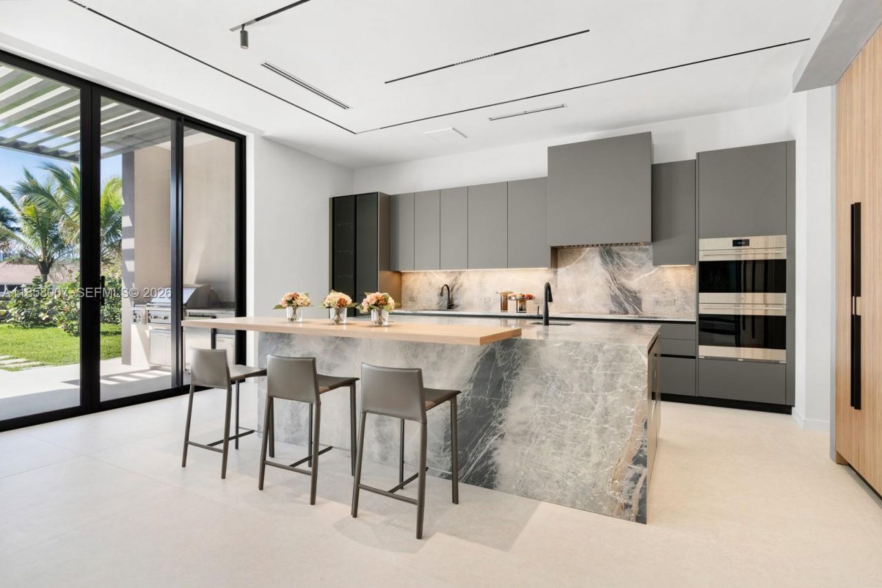 493 Holiday Dr, Hallandale Beach, FL 33009 Photo