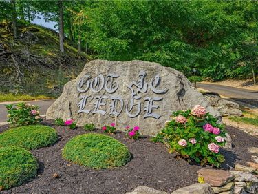 17 Gothic Ledge, Lockport, NY 14094