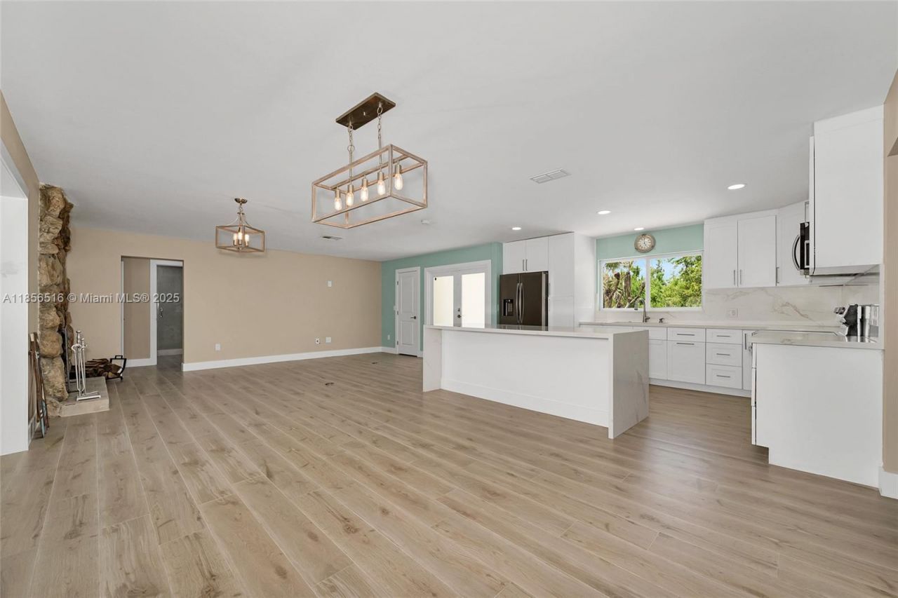 5885 Pine Tree, Sanibel, FL 33957 Photo